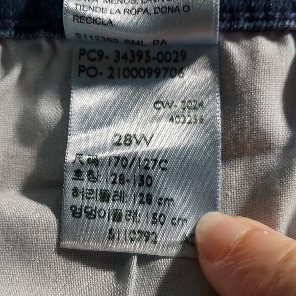 Levi's Signature Plus Size High-Rise Medium Wash Denim Capri Length Jeans - Picture 8 of 9